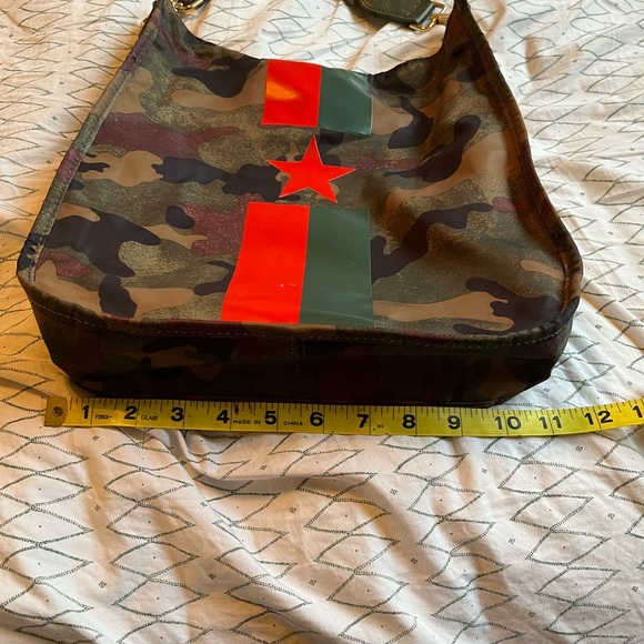 Ahdorned nylon camo messenger bag with adjustable strap - Picture 9 of 10